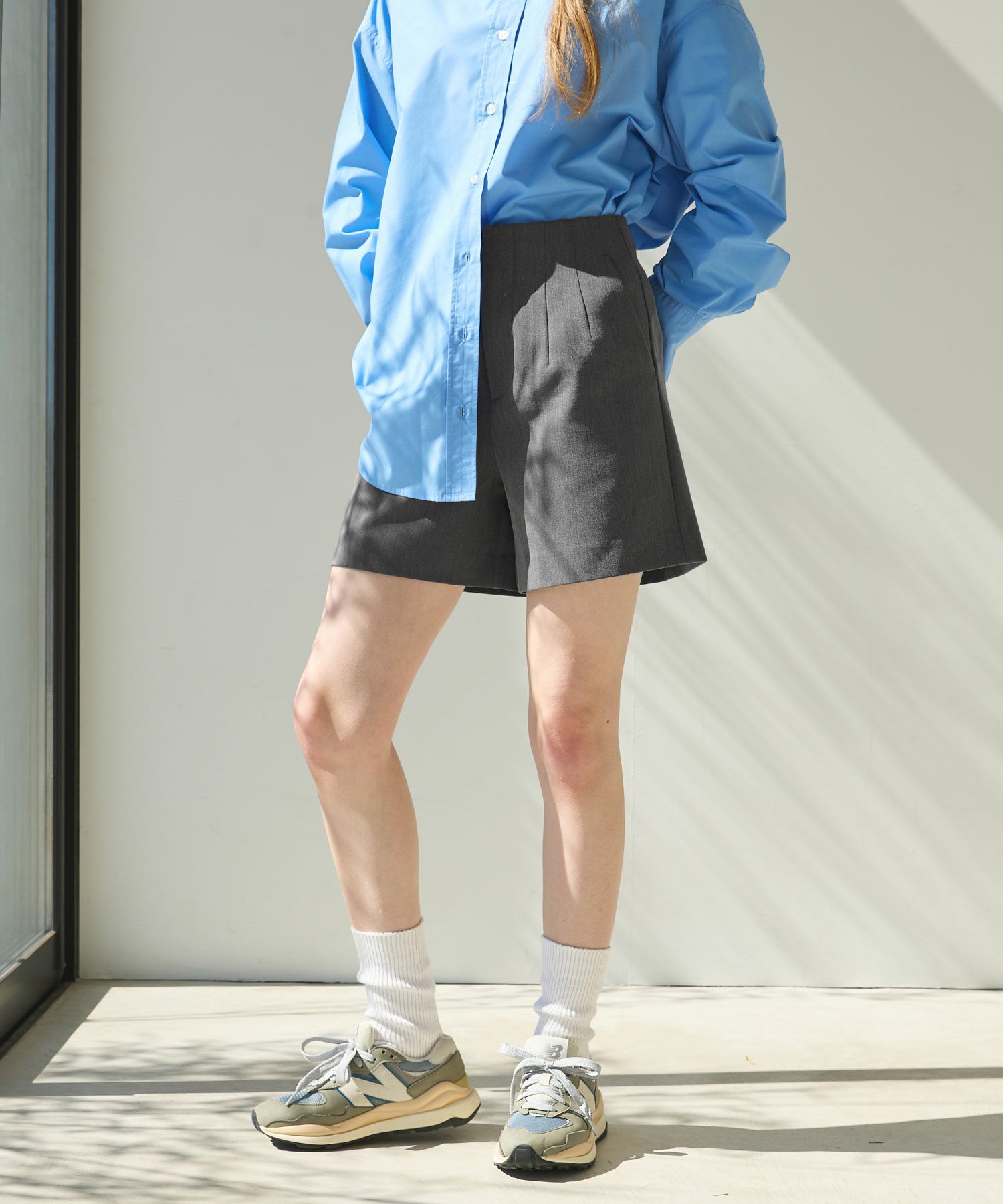 ライトグレー プリーツ付きショートパンツ Mサイズ TRフロントプリーツショートパンツ | MOARE